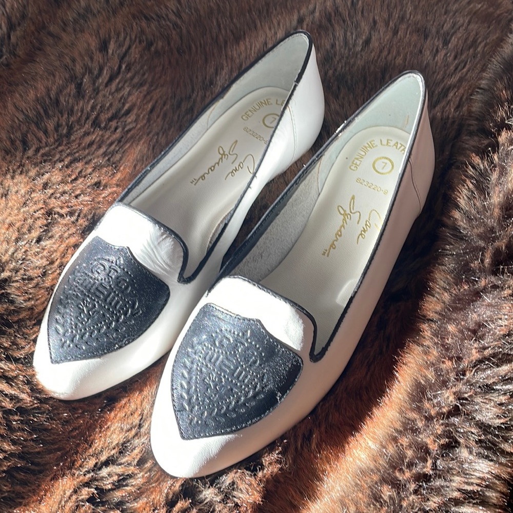 Bass Cane Square Leather Crest Embellished Flats NIB Size 7 M